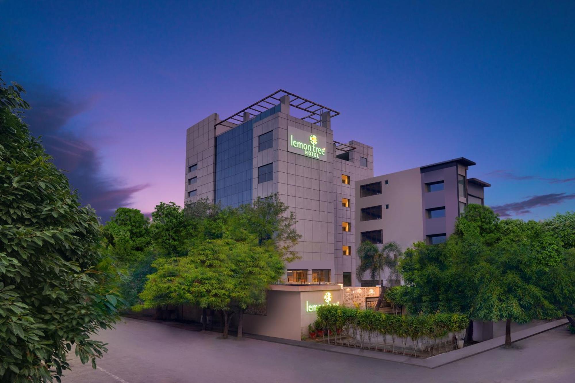 Lemon Tree Hotel, Нойда Экстерьер фото