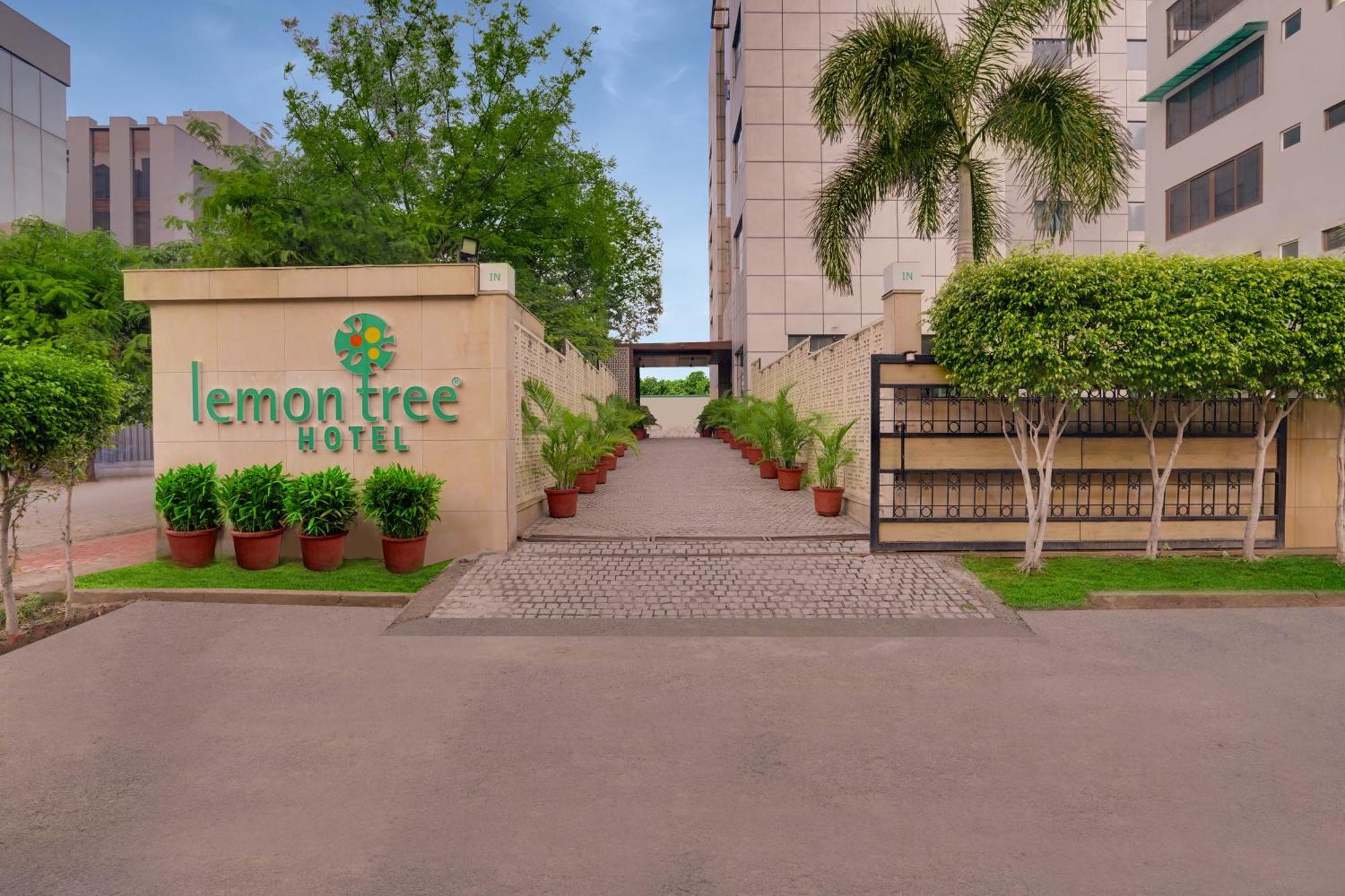 Lemon Tree Hotel, Нойда Экстерьер фото