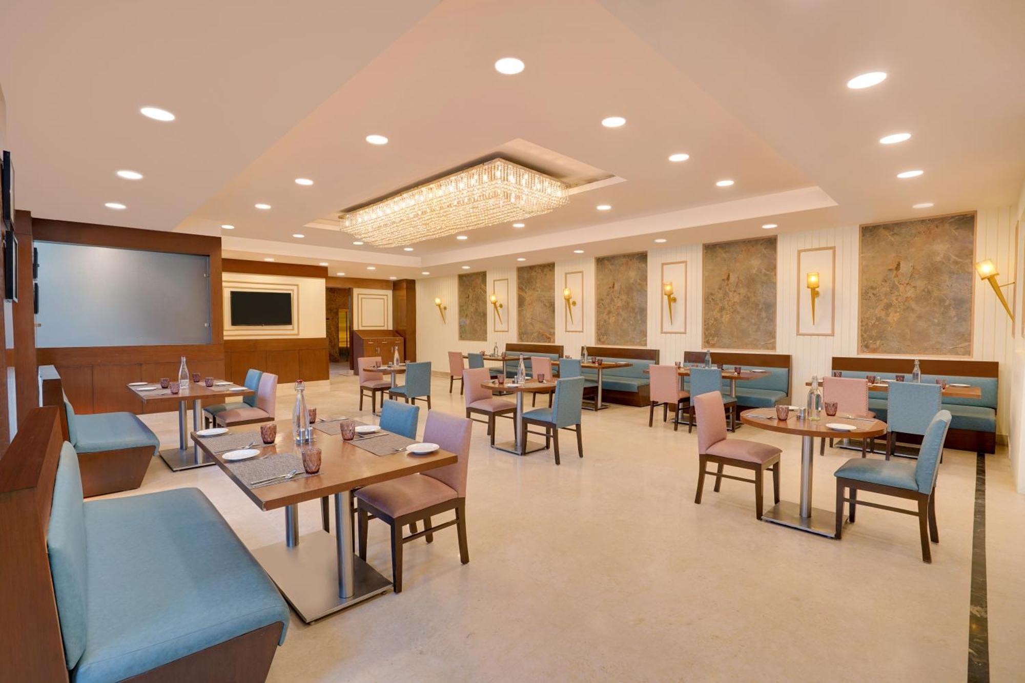 Lemon Tree Hotel, Нойда Экстерьер фото