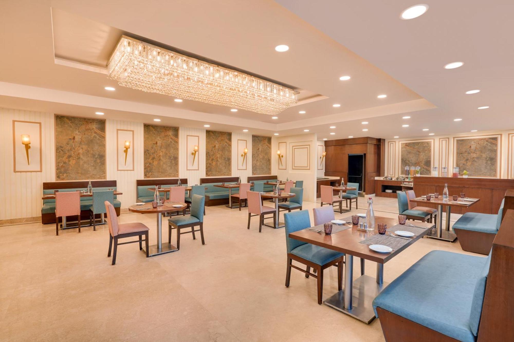 Lemon Tree Hotel, Нойда Экстерьер фото