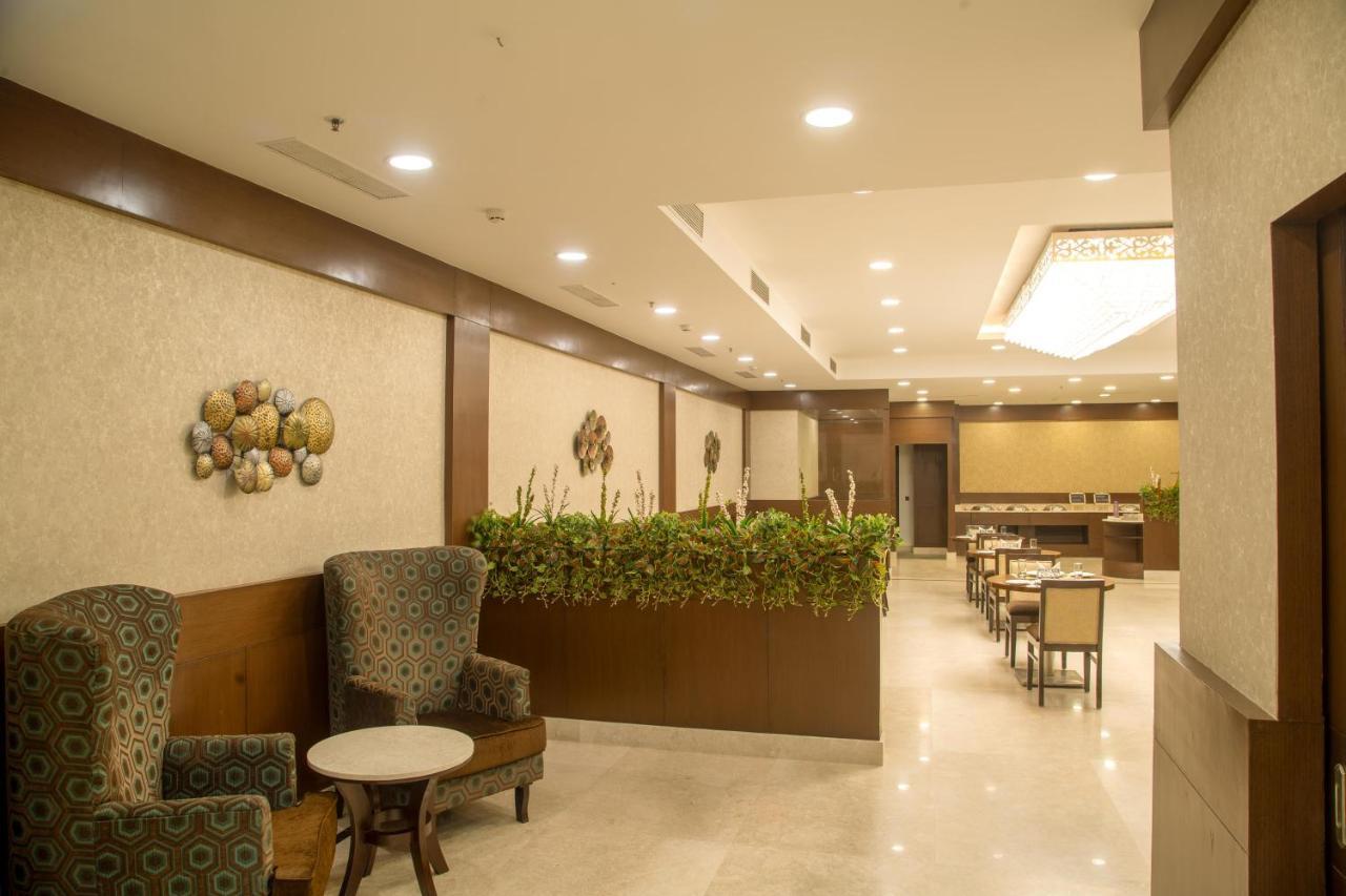 Lemon Tree Hotel, Нойда Экстерьер фото