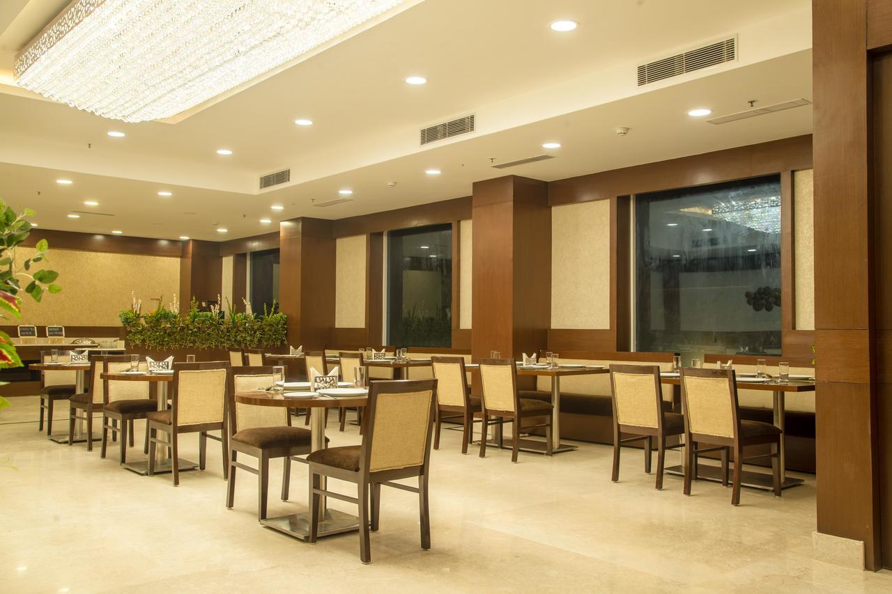 Lemon Tree Hotel, Нойда Экстерьер фото