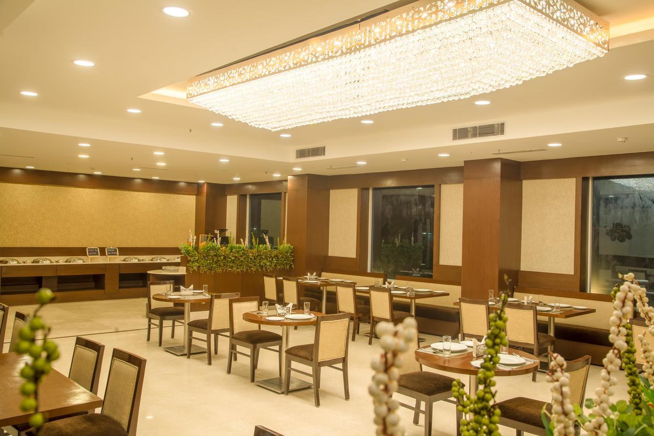 Lemon Tree Hotel, Нойда Экстерьер фото