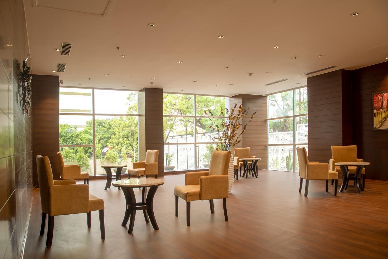 Lemon Tree Hotel, Нойда Экстерьер фото