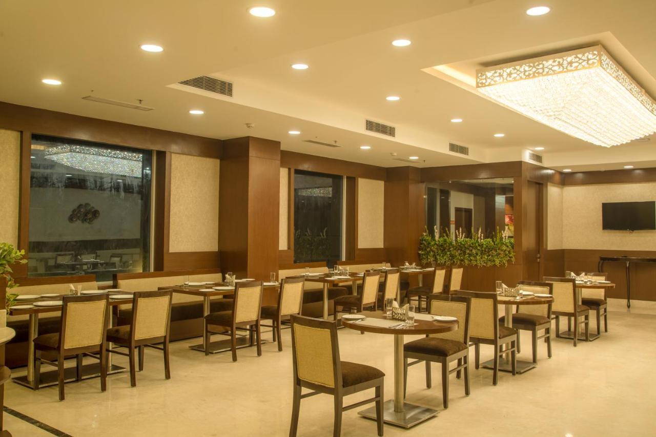 Lemon Tree Hotel, Нойда Экстерьер фото